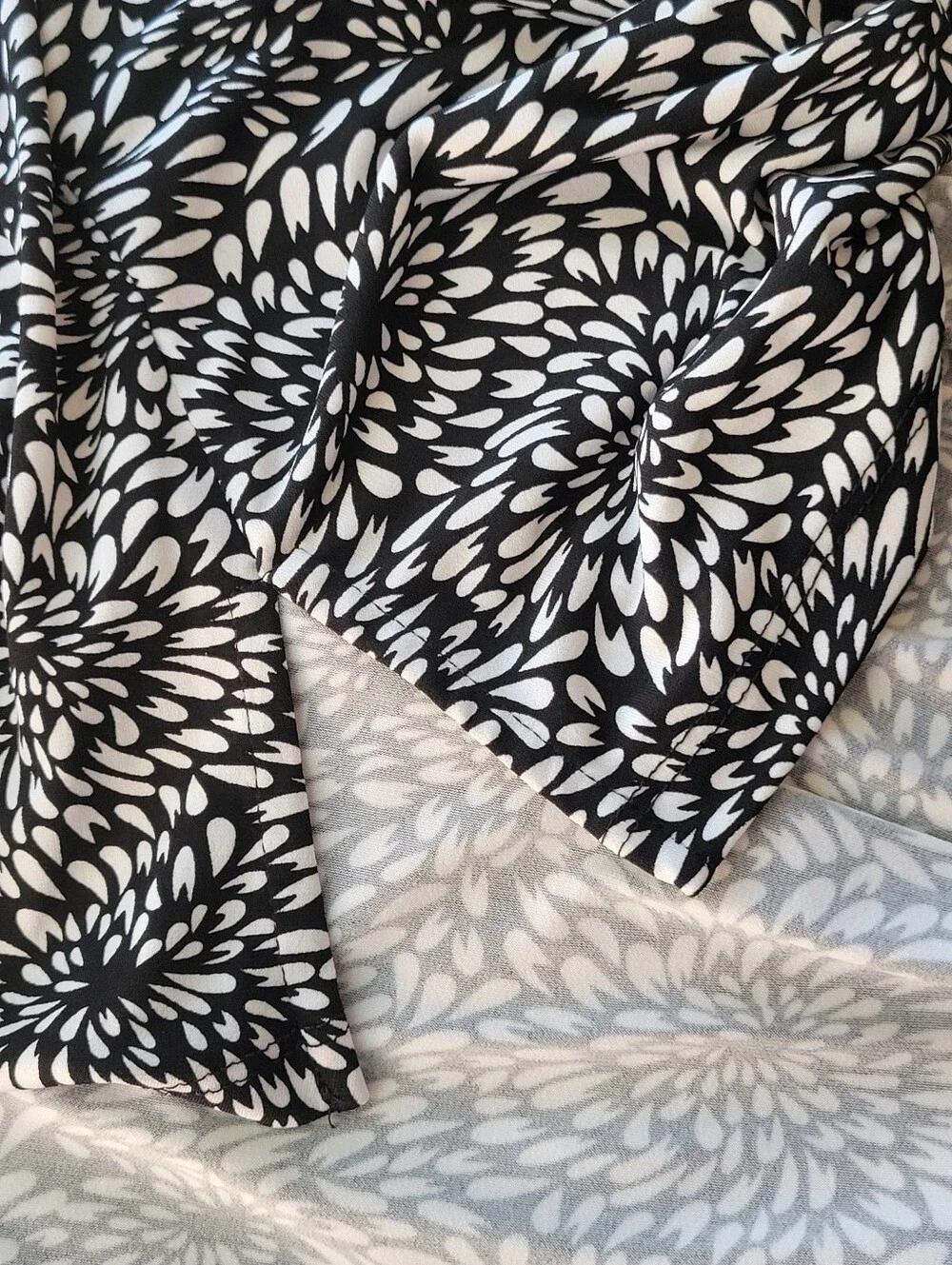 Tahari Liquid Knit Top 1x - Picture 10 of 11